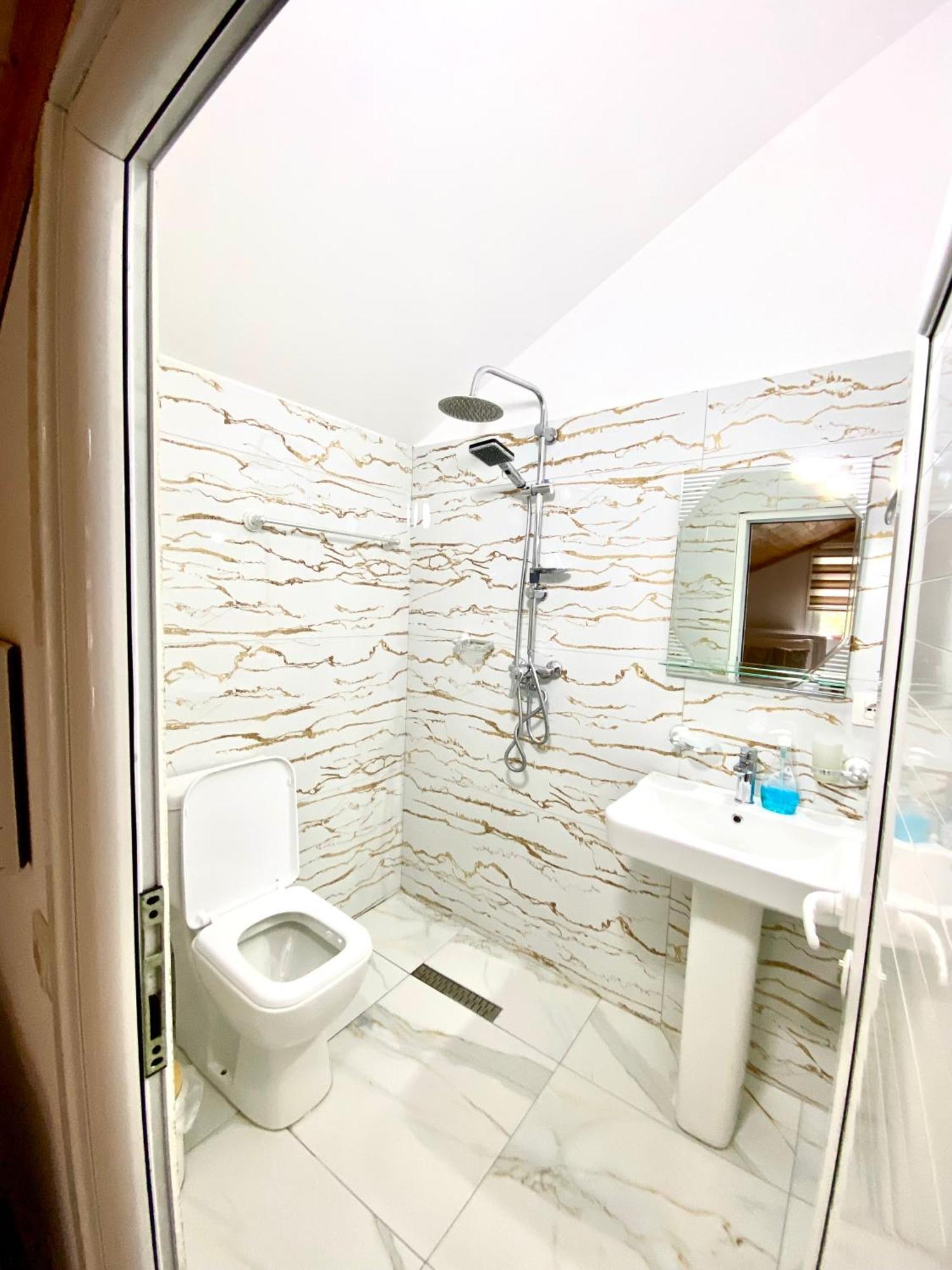 Guest House Rean Berat Exterior foto